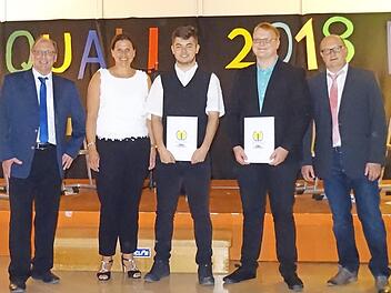 Die Klassenbesten der Abschlussklasse an der Mittelschule Neuenmarkt-Wirsberg mit von links Rektor Mathias Liebig, Schulrätin Kerstin Zapf, Markus Eckl, Thomas Schneider und Klassenlehrer Stefan Mohr. Auf dem Bild fehlt der Klassenbeste Jakob Ganzleben. Foto: Werner Reißaus