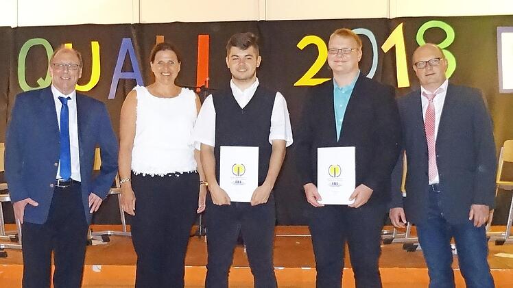 Die Klassenbesten der Abschlussklasse an der Mittelschule Neuenmarkt-Wirsberg mit von links Rektor Mathias Liebig, Schulrätin Kerstin Zapf, Markus Eckl, Thomas Schneider und Klassenlehrer Stefan Mohr. Auf dem Bild fehlt der Klassenbeste Jakob Ganzleben. Foto: Werner Reißaus