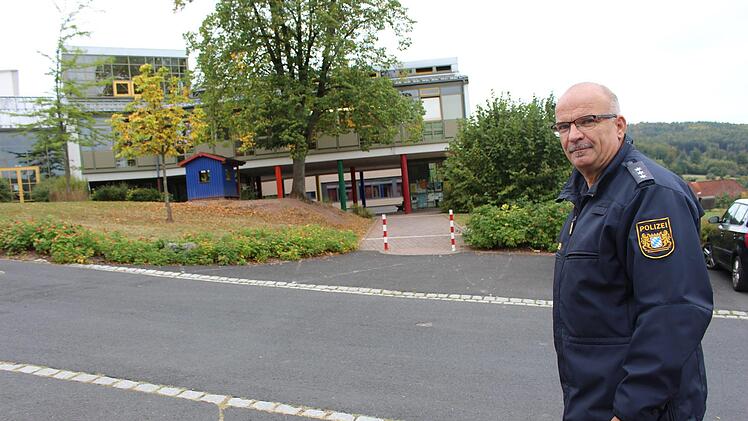 Manfred Schneider von der Bad Brückenauer Polizei ermahnt die Eltern, ihr Kinder nicht zur Schule zu fahren. Foto: Julia Raab