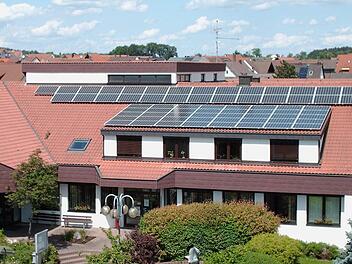 Auch auf dem Röttenbacher Rathaus sind Photovoltaik-Module installiert.  Foto: p