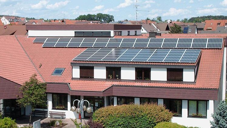 Auch auf dem Röttenbacher Rathaus sind Photovoltaik-Module installiert.  Foto: p