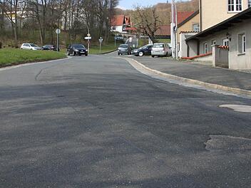 Die Stadt Kulmbach investiert in die Erneuerung von Fahrbahnbelägen - wie hier an der Auffahrt zum Klinikum. Foto: Alexander Müller
