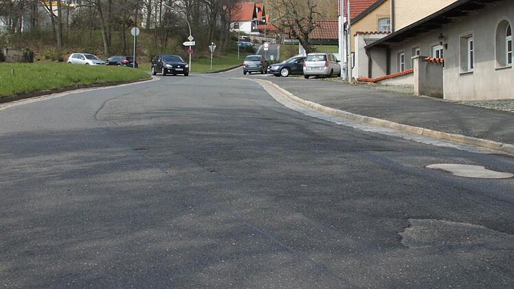 Die Stadt Kulmbach investiert in die Erneuerung von Fahrbahnbelägen - wie hier an der Auffahrt zum Klinikum. Foto: Alexander Müller