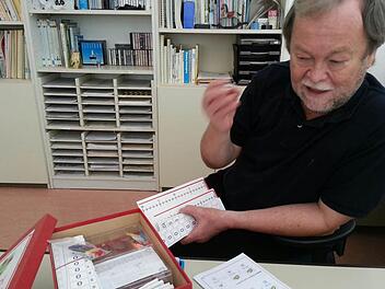 Schulpsychologe Detlef Weich erklärt, mit welchen Übungsmaterialien bei Dyskalkulie gearbeitet werden kann.  Foto: Anna Lienhardt