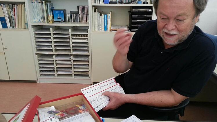 Schulpsychologe Detlef Weich erklärt, mit welchen Übungsmaterialien bei Dyskalkulie gearbeitet werden kann.  Foto: Anna Lienhardt