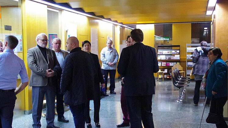 Sie warteten auf das Eintreffen des Bürgermeisters und seines Herausforderers.