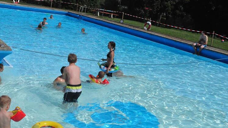 Etwas mehr Kinder als am Samstag werden in den nächsten Tagen das Schwimmbecken bevölkern
