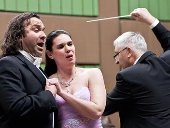 Andrea Chudak und Fabian Martino begeisterten das Publikum als Operetten-Traumpaar (im Hintergrund: Dirigent Norbert Luche).