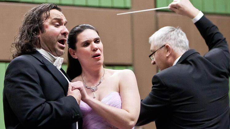 Andrea Chudak und Fabian Martino begeisterten das Publikum als Operetten-Traumpaar (im Hintergrund: Dirigent Norbert Luche).