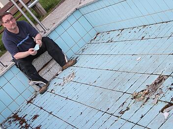 Ärgert sich über die sinnlose Zerstörung: Hausmeister Thomas Eder wollte in diesen Tagen das Wasser ins Kneipp-Becken laufen lassen. Nun muss es erst repariert werden. Foto: Ulrike Müller