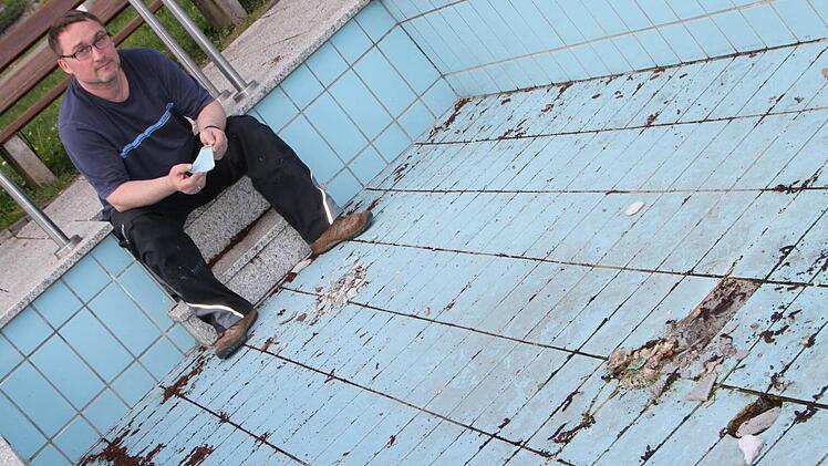 Ärgert sich über die sinnlose Zerstörung: Hausmeister Thomas Eder wollte in diesen Tagen das Wasser ins Kneipp-Becken laufen lassen. Nun muss es erst repariert werden. Foto: Ulrike Müller