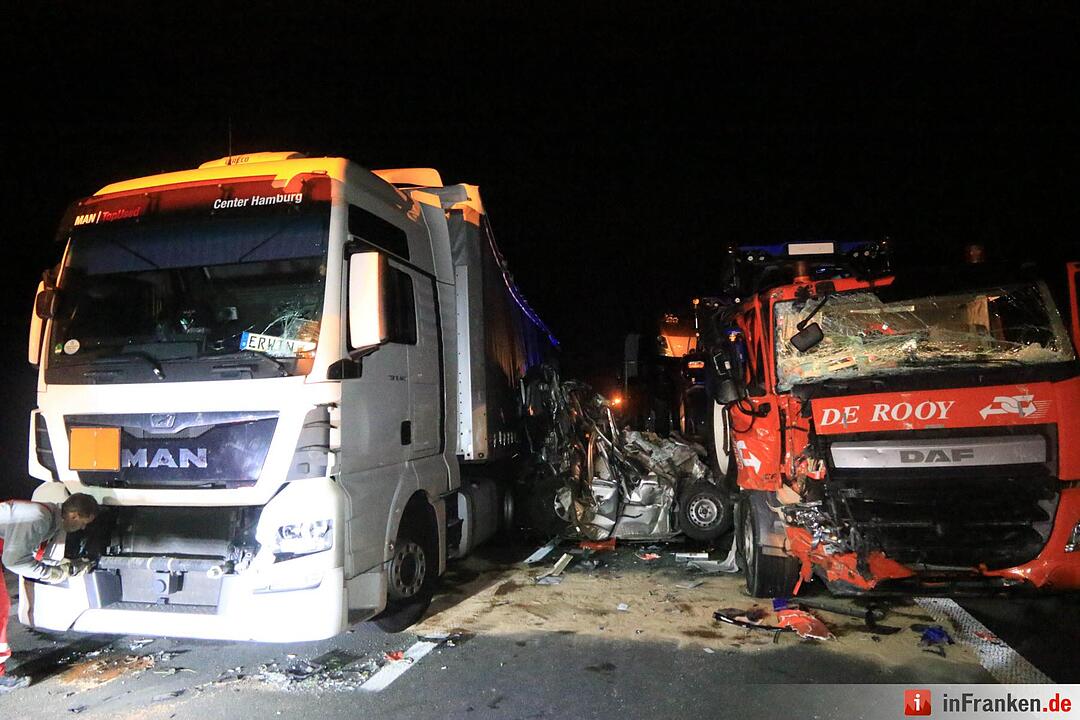 Transporter zwischen Lkw eingeklemmt