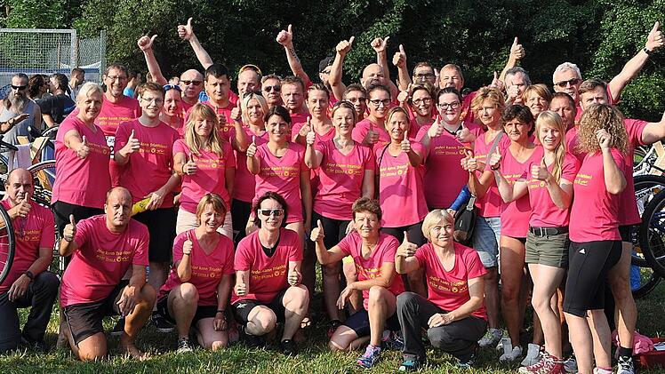 Geschafft! Die 26 glücklichen Teilnehmer am Projekt "Jeder kann Triathlon" mit ihren Trainern und Betreuern nach ihrem Wettkampf. Foto: Karl Heinz Weber