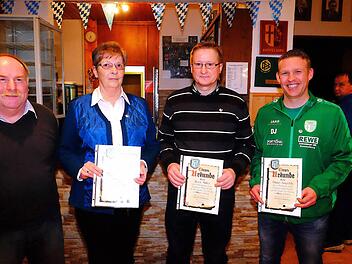 Vorsitzender Andreas Ruppert (von links) gratulierte zu langjährigen Mitgliedschaften: für 40 Jahre Rosemarie Butzer sowie für jeweils 25 Jahre Walter Burger und Dimitri Jampolski.  Foto: Gerd Schaar