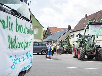 Fast 30 Minuten legten die Demonstranten mit einem Traktor-/Lkw-Corso die Bundesstraße lahm. Foto: Marian Hamacher