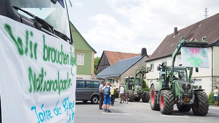 Fast 30 Minuten legten die Demonstranten mit einem Traktor-/Lkw-Corso die Bundesstraße lahm. Foto: Marian Hamacher