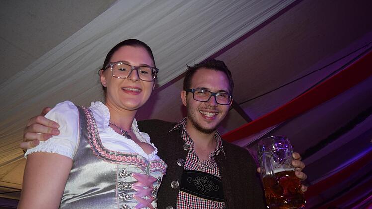 Beim Mix aus klassischen Blasmusikstücken und aktuellen Partyhits kommt bei den Besuchern beste Stimmung auf. Foto: Daniela Pondelicek