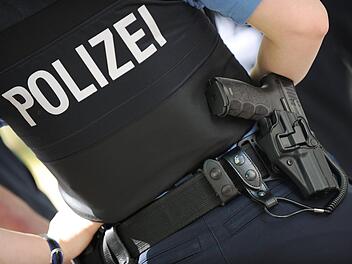 Bayerns Innenminister Joachim Herrmann baut Bayerns hohes Sicherheitsniveau weiter aus: 2018 werden insgesamt 575 neue Polizisten ihren Dienst aufnehmen. Rund 384 Millionen Euro sollen f&uuml;r bessere Polizeiausr&uuml;stung ausgegeben werden. Foto: Arne Dedert/dpa