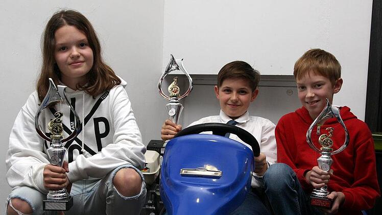 Der AMSC hat seit 2017 die Federführung beim Unterfränkischen Jugend-Kart-Slalom-Pokal inne. Im November gab es eine grandiose Siegerehrung im Pfarrheim. Hier präsentieren die Besten der Altersklasse 2 (von links) Vizemeisterin Emma Sindermann, Meister Max Kilchert und Drittplatzierter Moritz Terhar stolz ihre Trophäen.Foto: Karlheinz Franz
