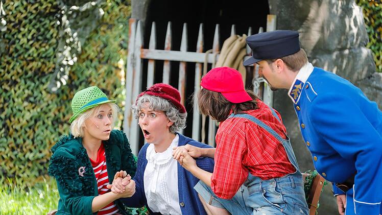 Gastregisseurin Stephanie Kuhlmann hat mit dem Stück "Der Räuber Hotzenplotz" einen rasanten Theaterspaß inszeniert. Foto: Matthias Hoch