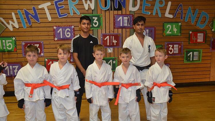 Diese fünf Jungs erreichten den orangen Gürtel in Karate. Mit im Bild ihr Trainer Samad Alizada (hinten rechts).K.-H. Hofmann