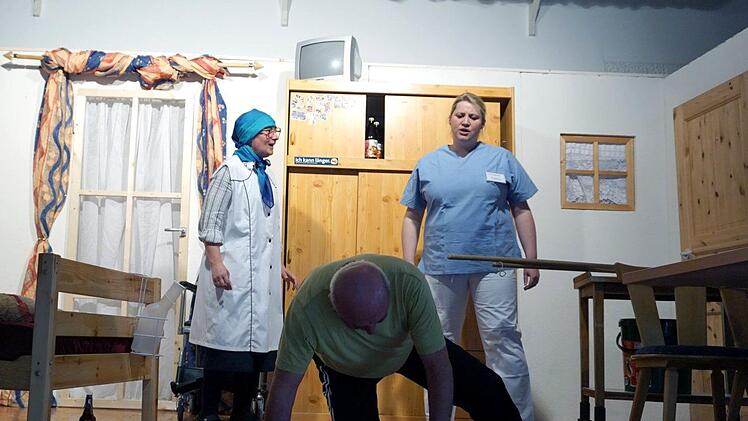 Schwester Oberin führt im Seniorenheim ein strenges Regiment.Richard Sänger