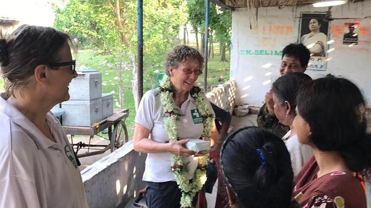 In Chengal (auf dem Land, nahe Kalkutta) wird die German-Doctor-Ärztin Rita Wörrlein von ihrem Team mit einem Blumenkranz verabschiedet.