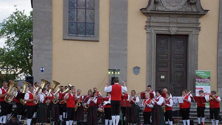 Mit einer Serenade unter freiem Himmel beeindruckte die Jugendblaskapelle Großwenkheim vor dem "Dom der Vorrhön". Foto: Anton Then
