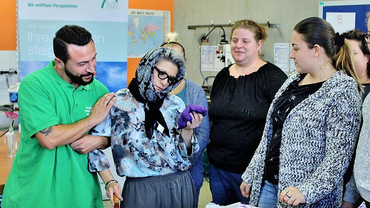 Szene aus dem Rollenspiel. Ein Pfleger (Soran Geyer) hilft einer verwirrten Patientin (Sandra Brückel). Foto: Werner Vogel