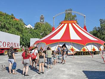 Viele wollten zur Premiere des Circus Corona. Foto: R. Rinklef