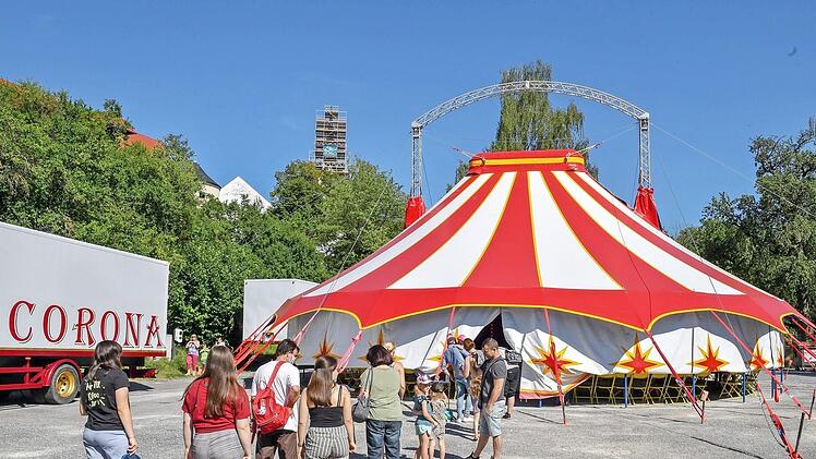 Viele wollten zur Premiere des Circus Corona. Foto: R. Rinklef