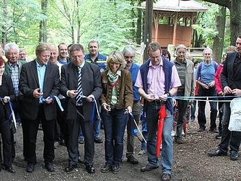 Kulmbachs Oberbürgermeister Henry Schramm (Mitte) durchschnitt das Band und gab am Samstag den neu gestalteten Naturlehrpfad auf dem Rehberg wieder frei. Links Stadtförsterin Carmen Hombach, die für die Konzeption und Umsetzung des 100 000 Euro teuren Projekts verantwortlich war.  Fotos: Peter Müller