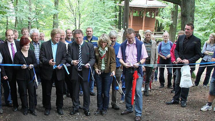Kulmbachs Oberbürgermeister Henry Schramm (Mitte) durchschnitt das Band und gab am Samstag den neu gestalteten Naturlehrpfad auf dem Rehberg wieder frei. Links Stadtförsterin Carmen Hombach, die für die Konzeption und Umsetzung des 100 000 Euro teuren Projekts verantwortlich war.  Fotos: Peter Müller