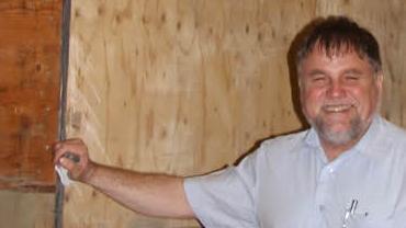 Betriebsleiter Thomas Wülk steht neben den Kartoffelkisten.