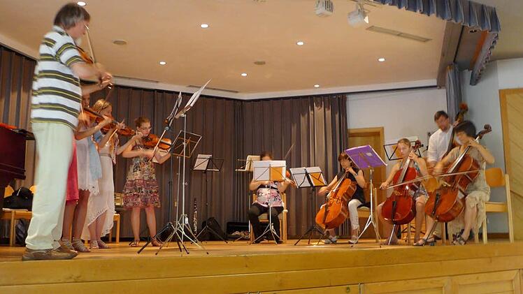Konzerterprobte Instrumentalisten und Schülerinnen unterstreichen gemeinsam das "Offene Singen". Foto: Sabine Meißner
