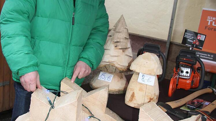 Stefan Turba hatte riesige Sterne und Weihnachtsbäume aus Holz gesägt.