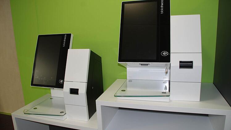 Das neue Verbuchungssystem für die Ausleihen handhabt der Kunde an diesen Stationen. Foto: Marco Meißner