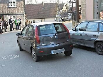 Die Mitglieder des Bauausschusses im Hintergrund mit Bürgermeister Helmut Dietz (Mitte) machten sich vor Ort ein Bild über die Verkehrsituation an der Kurve Bäckengasse/Schmiedsgasse in Richtung Marktplatz. Bei Gegenverkehr kann es hier zu gefährlichen Situationen kommen. Erst soll mit der Polizei gesprochen werden, bevor man sich zu Maßnahmen entschließt.  Foto: Helmut Will
