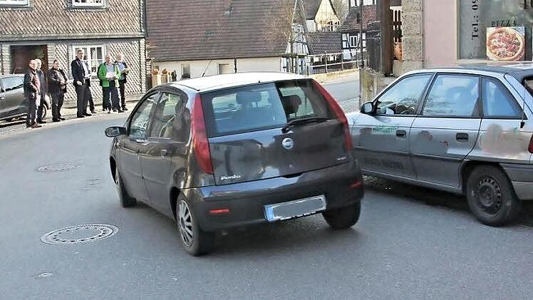 Die Mitglieder des Bauausschusses im Hintergrund mit Bürgermeister Helmut Dietz (Mitte) machten sich vor Ort ein Bild über die Verkehrsituation an der Kurve Bäckengasse/Schmiedsgasse in Richtung Marktplatz. Bei Gegenverkehr kann es hier zu gefährlichen Situationen kommen. Erst soll mit der Polizei gesprochen werden, bevor man sich zu Maßnahmen entschließt.  Foto: Helmut Will