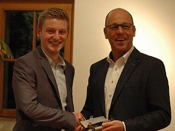Michael Kleinheinz (links) hat in seiner Ausbildung einen Kammersieg errungen. Dafür wurde der Mitarbeiter von Paul à Co nun auch von der Gemeinde ausgezeichnet. Es gratulierte in der Gemeinderatssitzung der Wildfleckener Bürgermeister Gerd Kleinhenz.  Foto: Sebastian Schmitt-Matthea