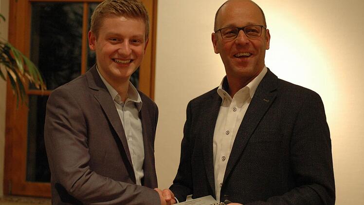 Michael Kleinheinz (links) hat in seiner Ausbildung einen Kammersieg errungen. Dafür wurde der Mitarbeiter von Paul à Co nun auch von der Gemeinde ausgezeichnet. Es gratulierte in der Gemeinderatssitzung der Wildfleckener Bürgermeister Gerd Kleinhenz.  Foto: Sebastian Schmitt-Matthea