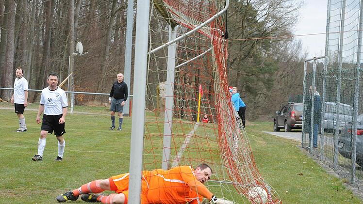 Da legst di' nieder... sagt sich Wartmannsroths Keeper Manuel Wießner. Foto: Hopf