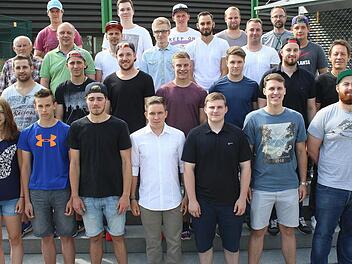 Ein Großteil der "Hawks"-Mannschaft 2016/2017 war zum Fanstammtisch gekommen (jeweils von links, hintere Reihe): David Franek, Pascal Marx, Ilja Kinereisch, Martin Hildenbrand und Betreuer Bernd Keller. Dritte Reihe: Betreuer Herbert Lutz, Vorstandsmitglied Andreas Kurz, Christian Dietrich, Daniel Wildenauer, Max Hildenbrand, Philipp Bates, Alexander Stahl, zweite Reihe: Georg Lang, Manuel Kurz, Fabian Vollert, Lukas Zänglein, Kilian Hümmer, Rückkehrer Michael Rister sowie Sportlicher Leiter ...
