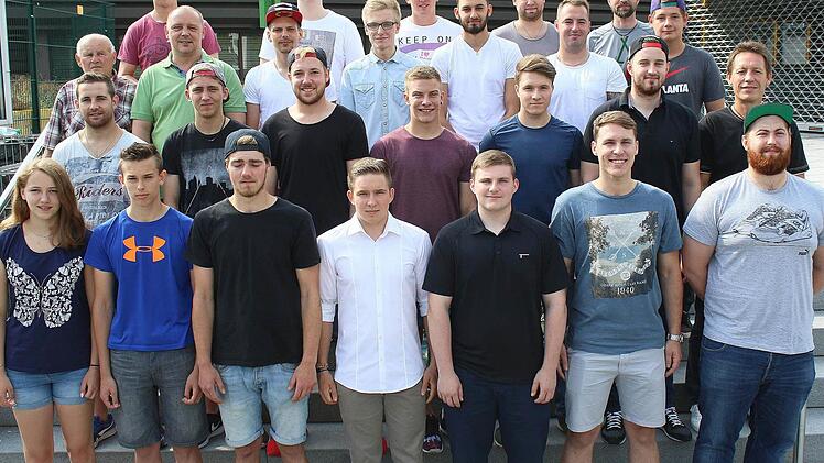 Ein Großteil der "Hawks"-Mannschaft 2016/2017 war zum Fanstammtisch gekommen (jeweils von links, hintere Reihe): David Franek, Pascal Marx, Ilja Kinereisch, Martin Hildenbrand und Betreuer Bernd Keller. Dritte Reihe: Betreuer Herbert Lutz, Vorstandsmitglied Andreas Kurz, Christian Dietrich, Daniel Wildenauer, Max Hildenbrand, Philipp Bates, Alexander Stahl, zweite Reihe: Georg Lang, Manuel Kurz, Fabian Vollert, Lukas Zänglein, Kilian Hümmer, Rückkehrer Michael Rister sowie Sportlicher Leiter ...