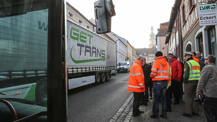 Verkehrsschau in Stadtsteinach: Wie lassen sich gefährliche Situationen entschärfen? Foto: Brbara Herbst
