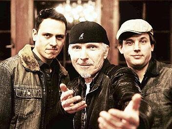 Filigranen Bluesrock mit gefühlvollen Gitarrensoli verspricht das Konzert von "Sonnie Ronnie & The Shotguns". Unser Bild zeigt (von links) Arne Wankel, Norbert "Sonnie Ronnie" Schottenhaml und Matthias Kudlich. Foto: Sonnie Ronnie & The Shotguns