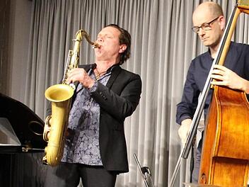 Wilder Saxophonist in Coburg: Mulo Francel, hier mit Sven Faller am Bass. Carolin Herrmann