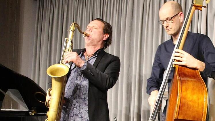 Wilder Saxophonist in Coburg: Mulo Francel, hier mit Sven Faller am Bass. Carolin Herrmann