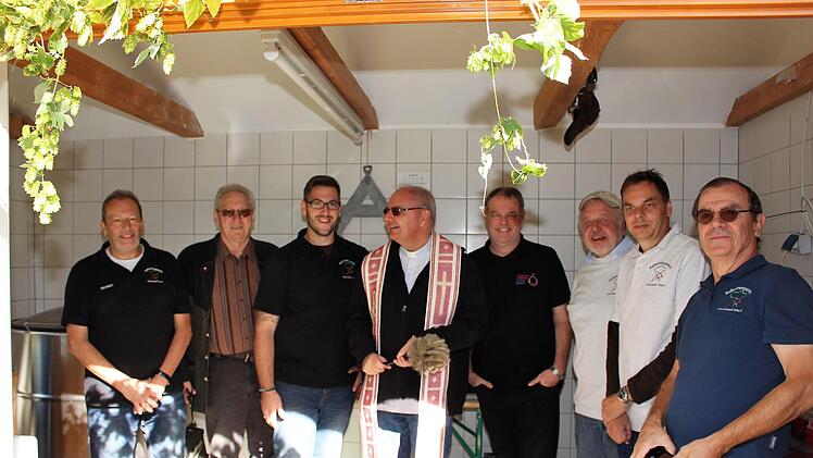 Die Braugruppe um den Vorsitzenden Karsten Wiese (Dritter von rechts) mit den Geistlichen und dem 2. Bürgermeister.