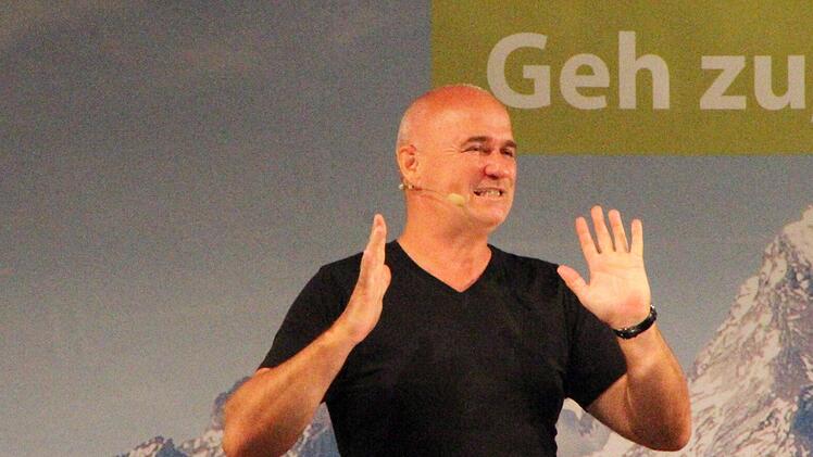 Endlich wieder Publikum! Wolfgang Krebs voller Dankbarkeit auf der Böhmerwiese beim Kulturfestival. Foto: Bertram Wagner